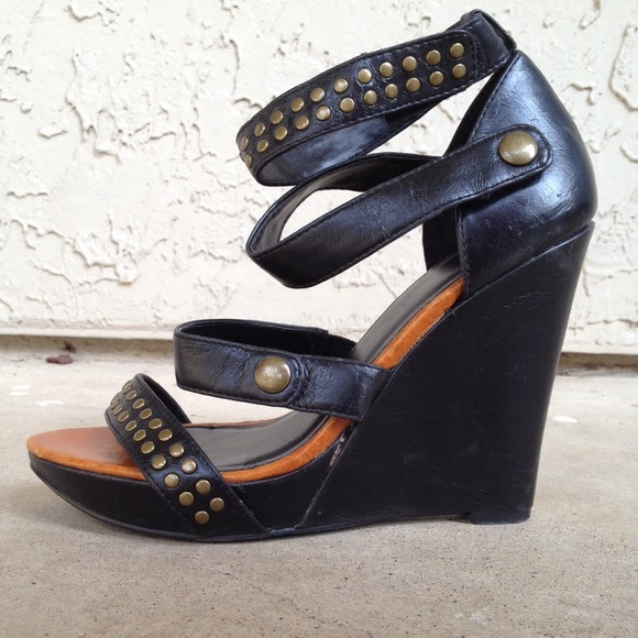 Horizontal Strap Wedge