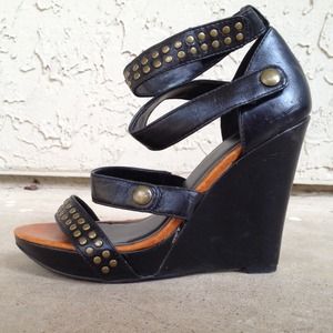 Horizontal Strap Wedge