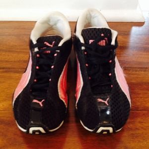 Black and hot pink puma tennis shoes