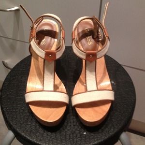 Guess Cream burlap and cognac leather size 6 heels