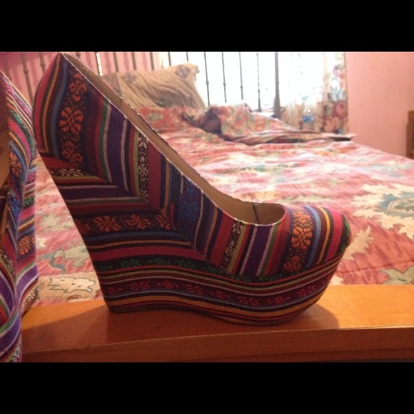 Aztec/winter print wedges 🔴sold🔴