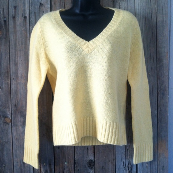 100% wool V-neck sweater - Picture 2 of 4