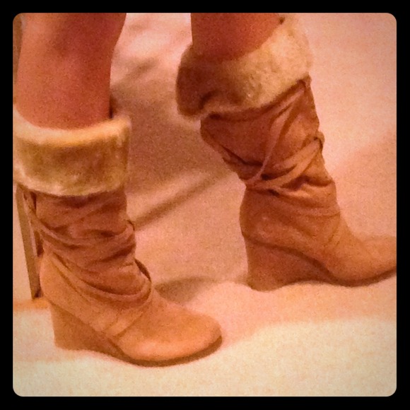 Cute suede fur camel boots!