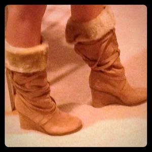 Cute suede fur camel boots!