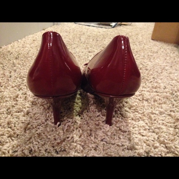 BCBG maroon heels - Picture 3 of 4