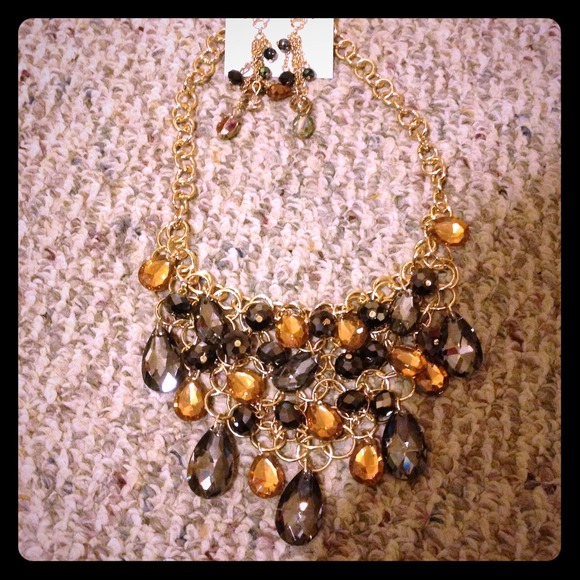 Statement stone necklace !