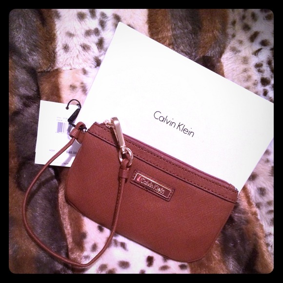 🎁Calvin Klein leather wristlet👜Make an offer!