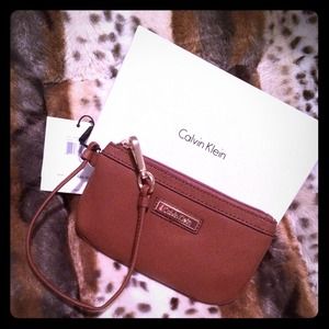 🎁Calvin Klein leather wristlet👜Make an offer!