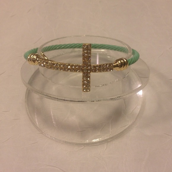 🚫SOLD🚫 mint cross bangle