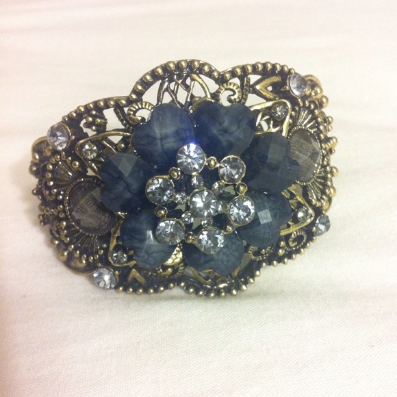 Antique Gold clasp bracelet!