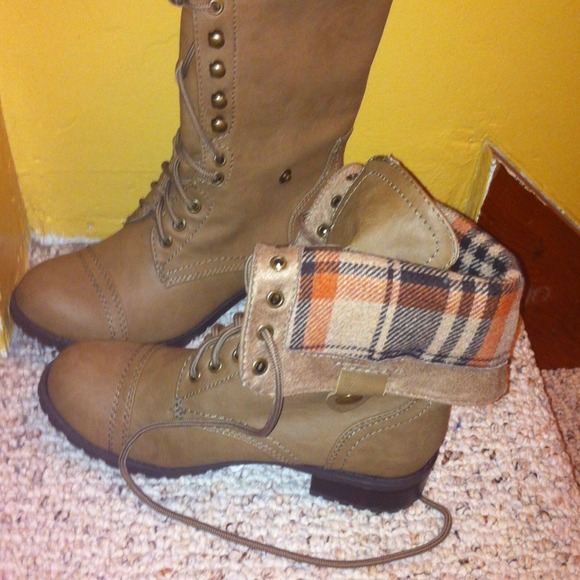RESERVED✋✋✋ BRAND NEW TAUPE LACE UP COMBAT BOOTS