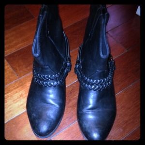 Black boot-- braid detail