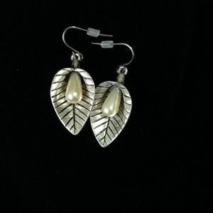 Jewelmint Calla Lily Earrings