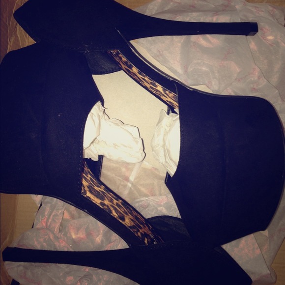 Nearly naked open shank pumps