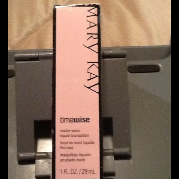 Mary Kay liquid foundation & Bella @ninaheat