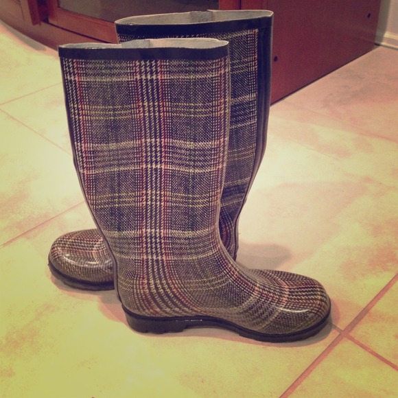 Rain boots size 8