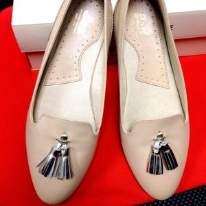 Anthropologie Leather Loafer (Size 6)