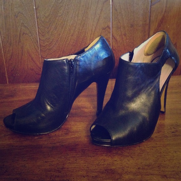 Size 8 Nine West leather peep toe heels!!