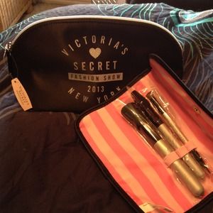 🌟Reduced! Victoria's Secret Make-up Bag/Brush Set