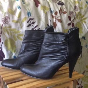 CHINESE LAUNDRY super cute black boots!!!