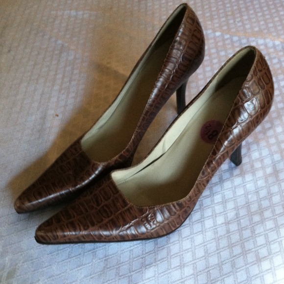 Bcbg Mazaria heels alligator style