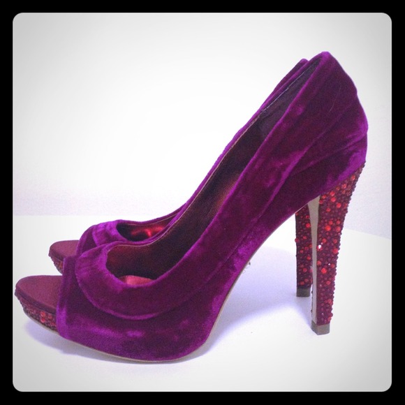 💃💥Sold💥💃✨Velvet pumps with jeweled heel