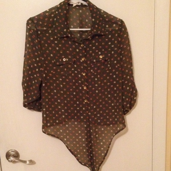 🍁🍂Olive green w/ cognac/cream polka dot shirt🍂