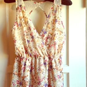 Cute flowery dress w lace detail 🌸