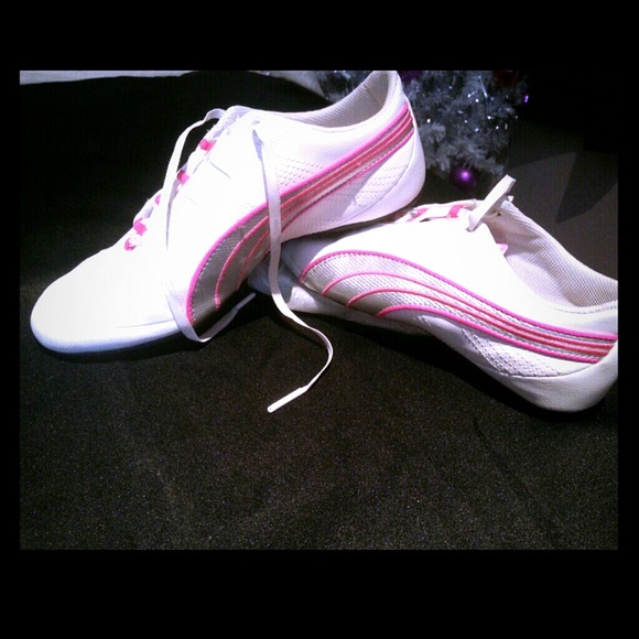 Tennis shoes