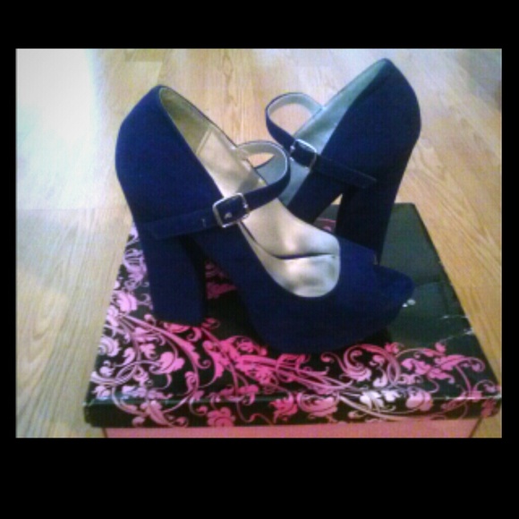 Qupid Royal Blue Velvet strapped high heels 7.5