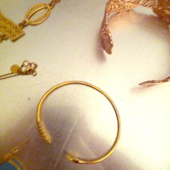 Stella and dot gilded arrow bracelet