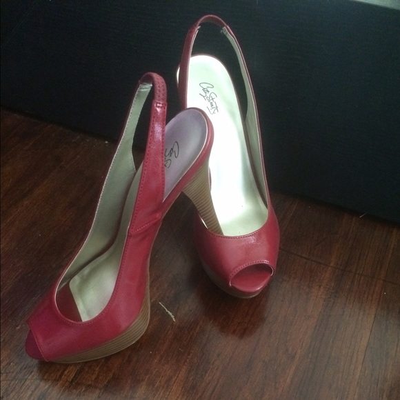New! Peep toe pump