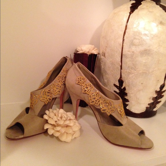Beige 4in pump with gold embellishment.