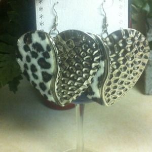 💢SOLD IN BUNDLE 💢Cute earrings