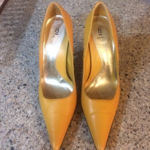 Bakers pointy stilettos in yellow