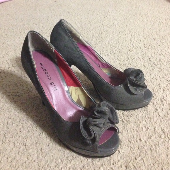 Madden Girl ruffled pump