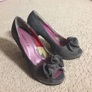 Madden Girl ruffled pump