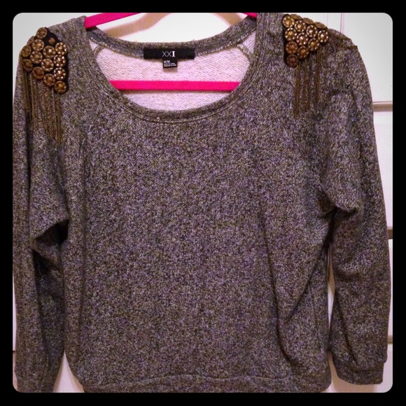 ⛔️bundled⛔️Sweater with embellished shoulders.