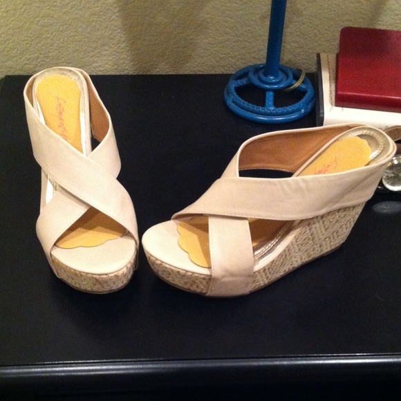 Nude wedges