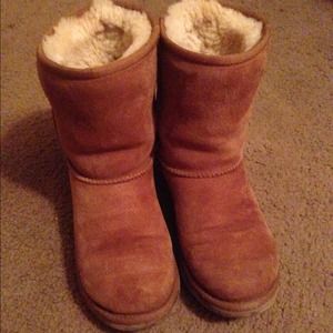 Short chestnut uggs size 4