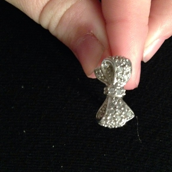 GORGEOUS SILVER BOWTIE RING - Picture 2 of 3