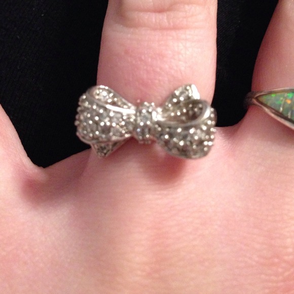 GORGEOUS SILVER BOWTIE RING - Picture 3 of 3