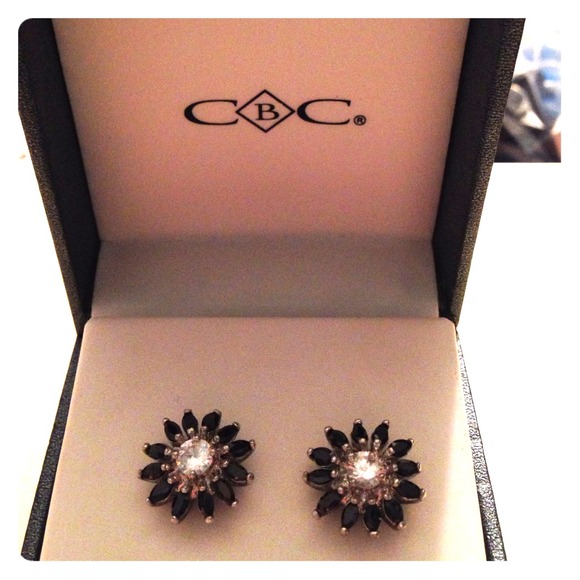 NWOT BLACK AND DIAMOND INSPIRED STUD EARRINGS