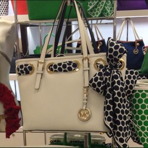 Looking for this bag in navy or white with scarf