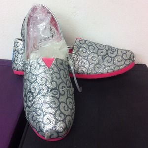 *on hold* TOMS glitter silver youth 5.5 woman 7.5
