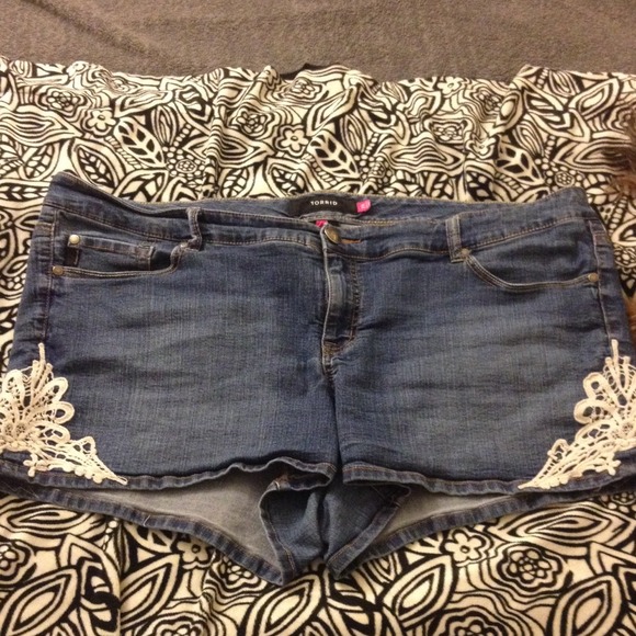 🎉SOLD in bundle🎉 shorts w/ white lace embroidery