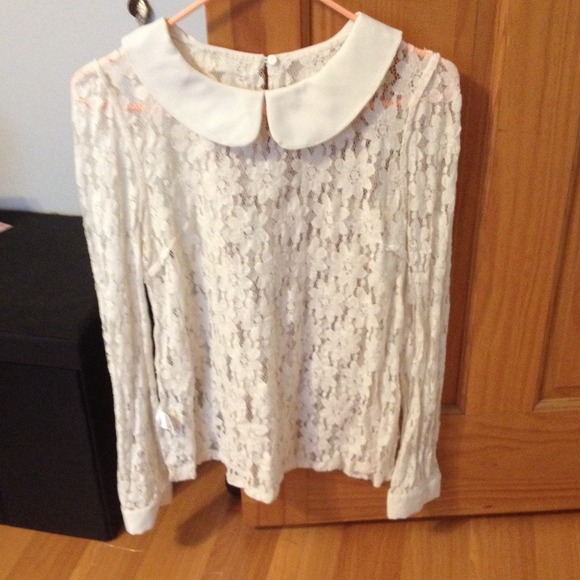 lace shirt w/ peter pan collar