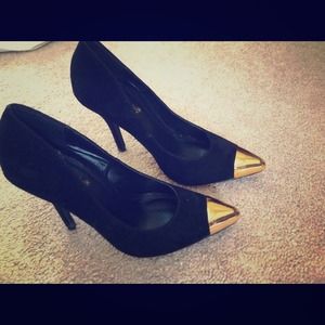 Shoedazzle New 7.5 black pumps with gold toe