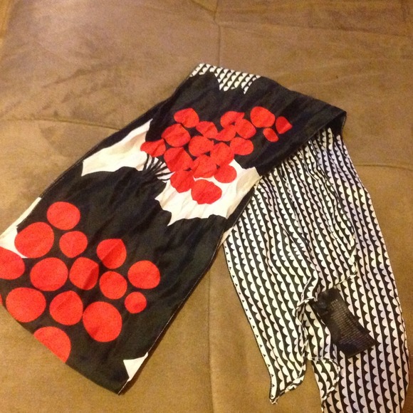 H & M Scarf - Picture 2 of 3