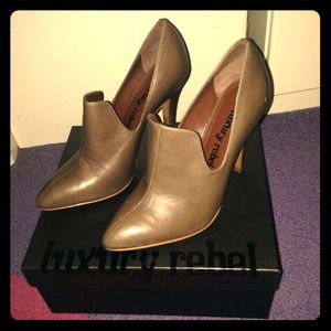 Luxury Rebel LR-Kenny size 6 1/2 Taupe